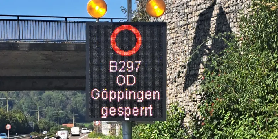 LED-Wechselverkehrszeichen bei Göppingen